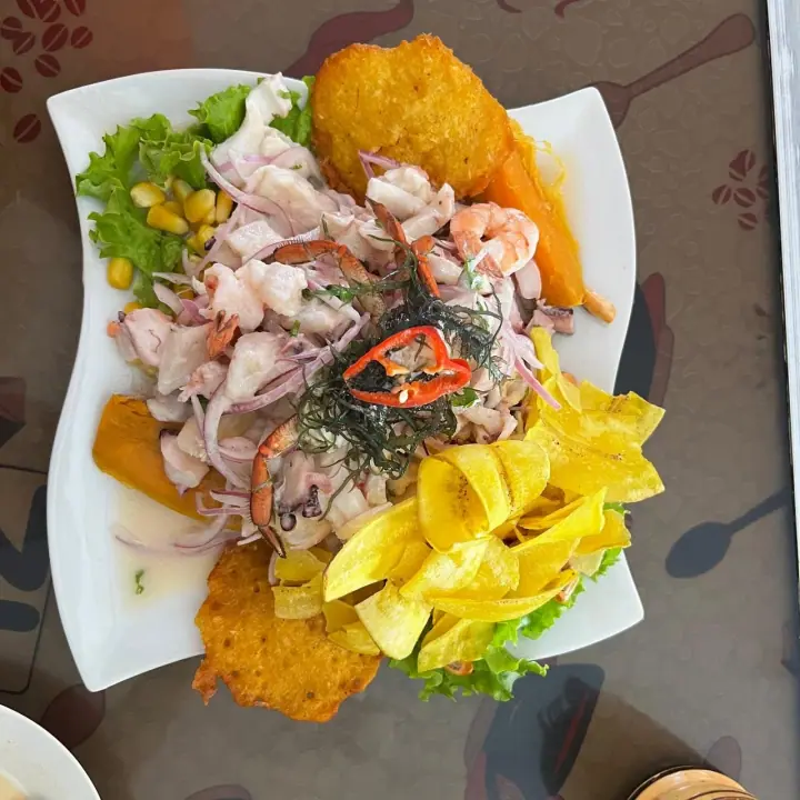 Ceviche mixto de Puerto Palmeras con camote, chifles y canchita