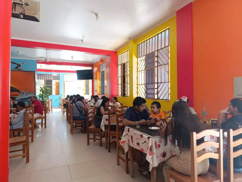 Salón de Puerto Palmeras lleno de familias almorzando
